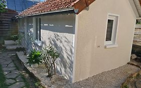 Petite Maison Cosy Dans Un Jardin.